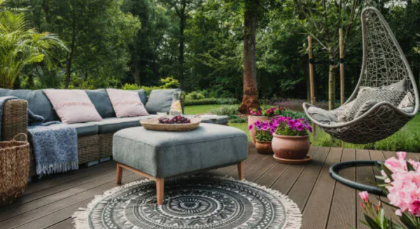 Taman dengan area duduk yang dilengkapi dengan kursi dan meja taman